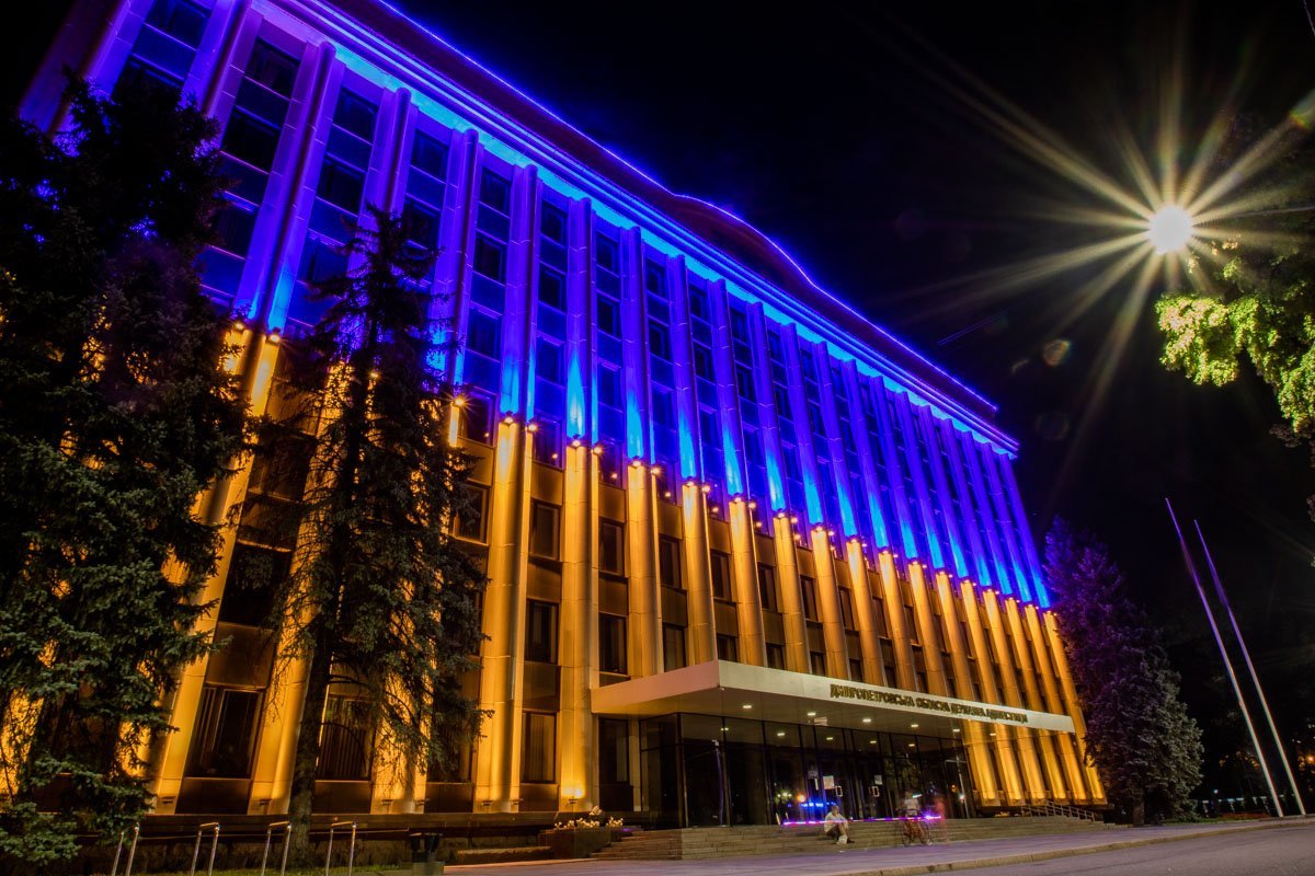 Архитектурная подсветка создала космический эффект, будто утром здесь будут ходить не чиновники, а аватары