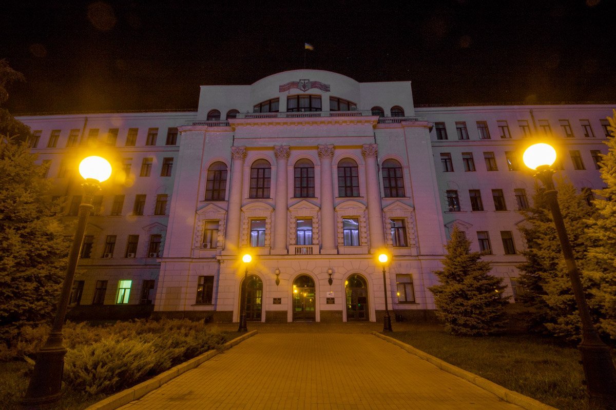 На часах уже полночь, но окна не гаснут