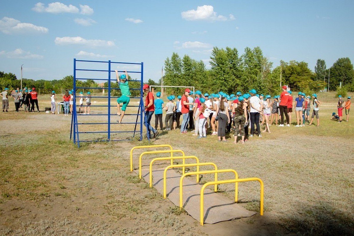 Участники - и девочки, и мальчики - разделились на десять команд
