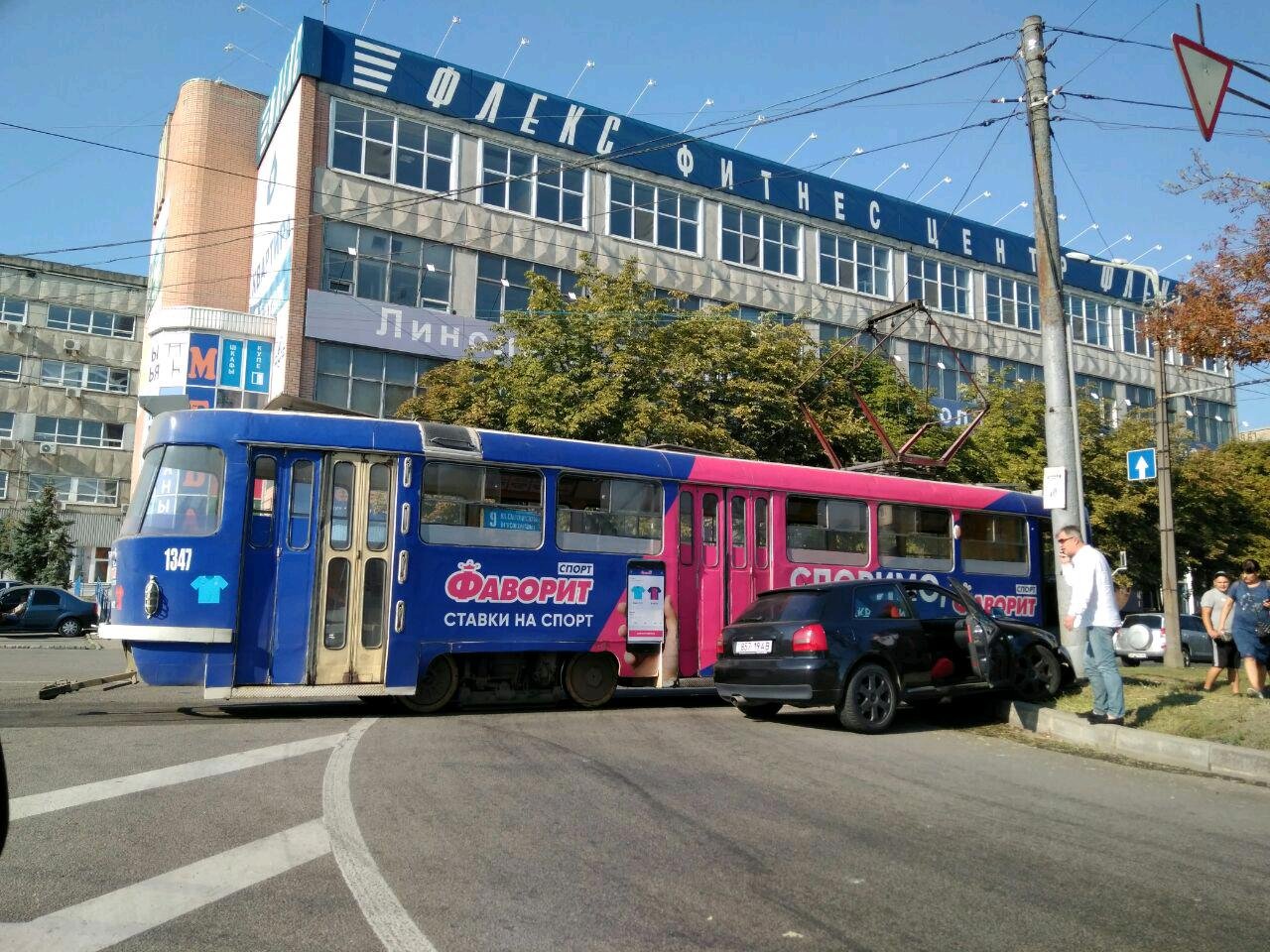 Возле Речпорта столкнулись Audi и трамвай Возле Речпорта столкнулись Audi и трамвай