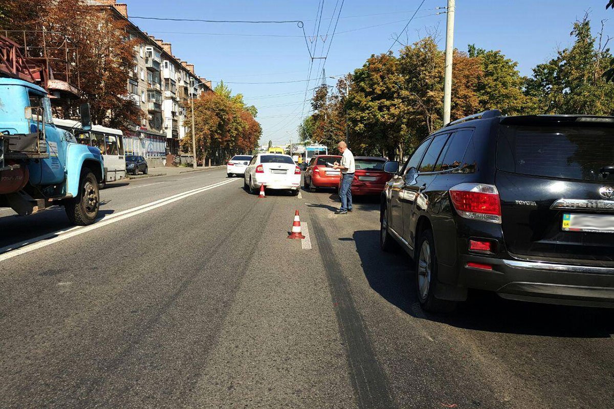 Столкнулись 4 автомобиля: Toyota, Ford и две Skoda Столкнулись 4 автомобиля: Toyota, Ford и две Skoda