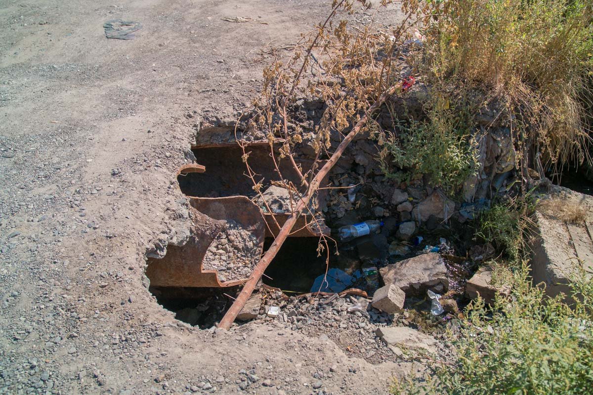 Под дорогой гнилые и рассыпающиеся трубы Под дорогой гнилые и рассыпающиеся трубы