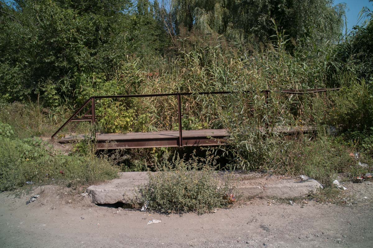 С одной стороны провал прикрыли бетонной плитой С одной стороны провал прикрыли бетонной плитой