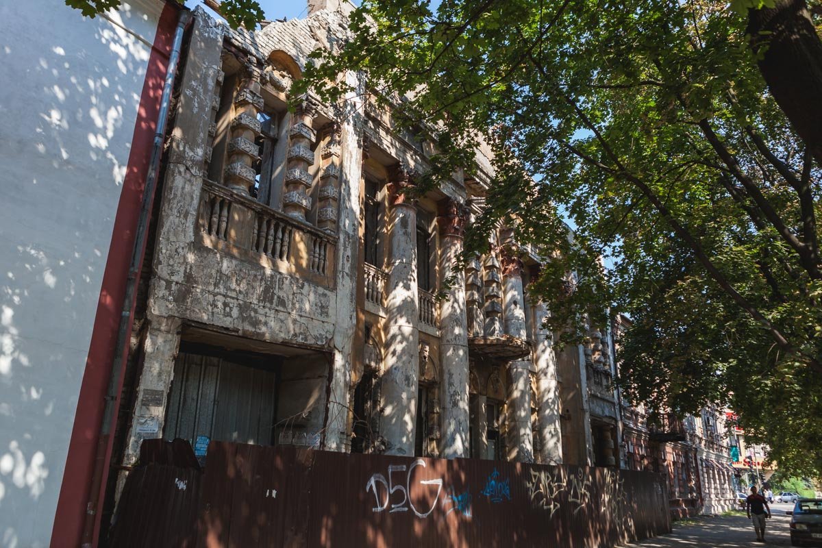 В здании много лет работала аптека