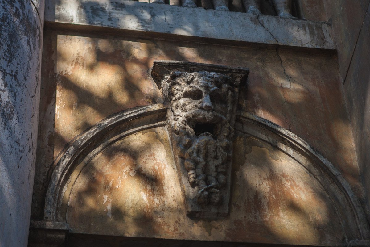 На фасаде можно найти много интересных деталей