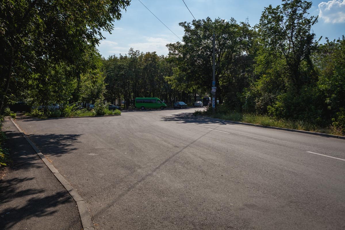 На дороге нет ни ям, ни сколов На дороге нет ни ям, ни сколов