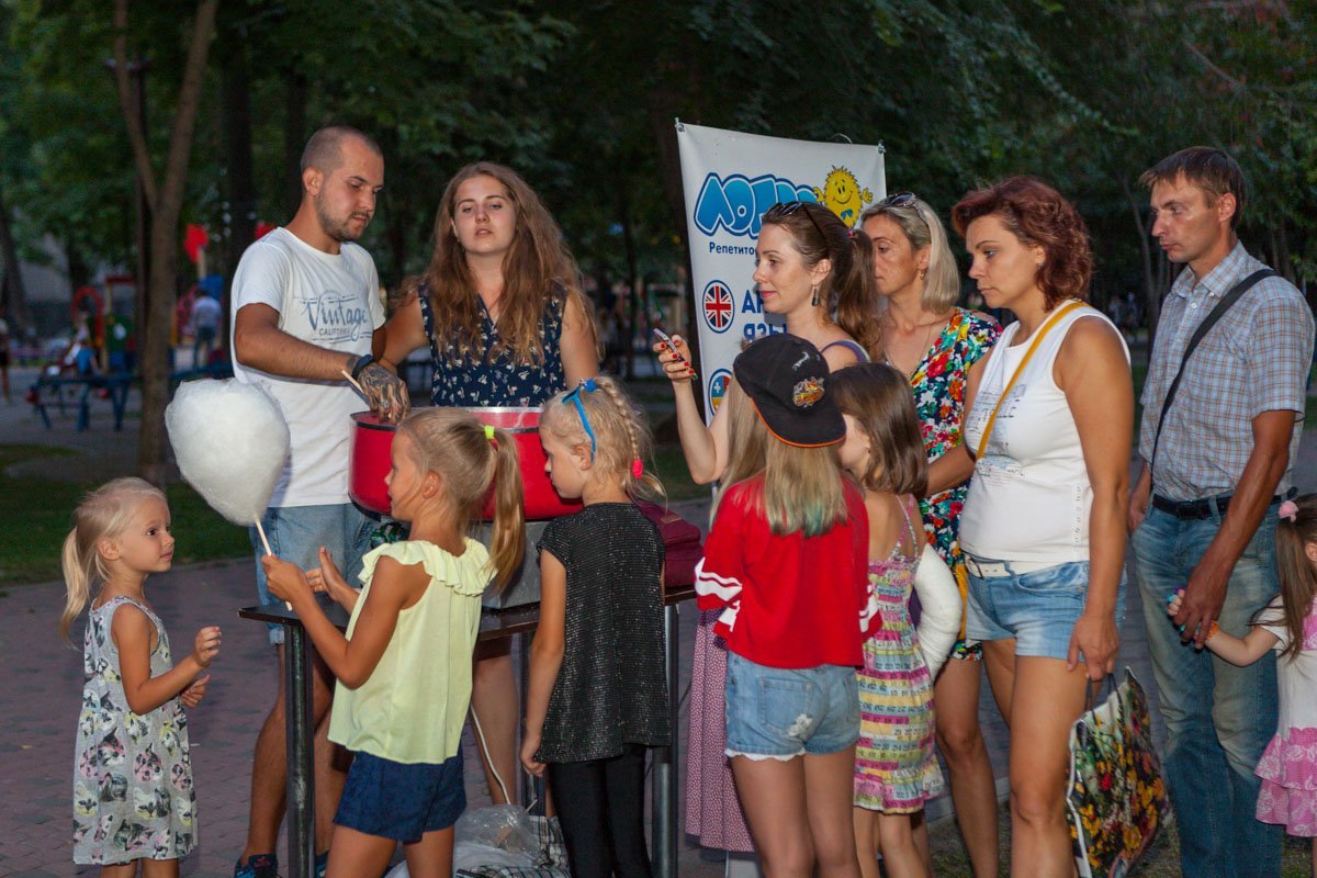 Сладкую вату раздавали бесплатно