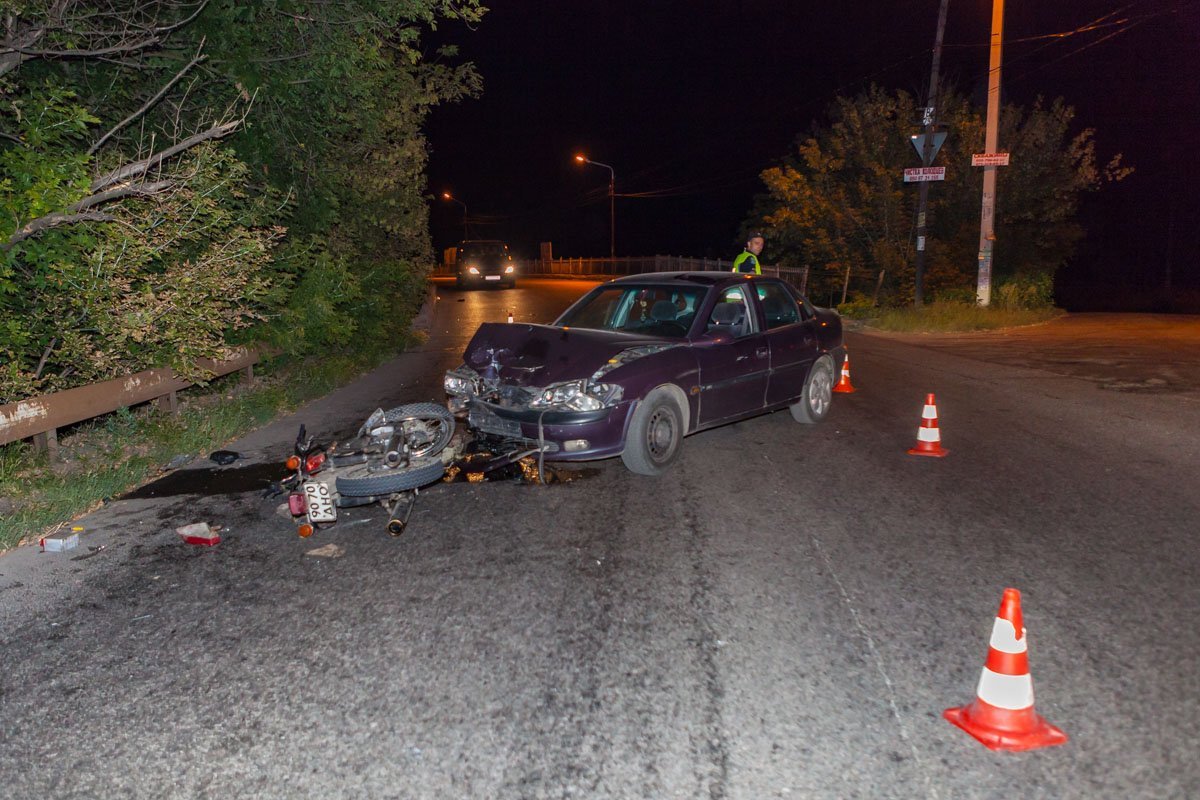 Лобовое столкновение мотоцикла и Opel Лобовое столкновение мотоцикла и Opel