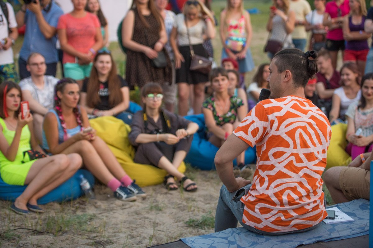 Тарас Тополя общается с фанатами Тарас Тополя общается с фанатами