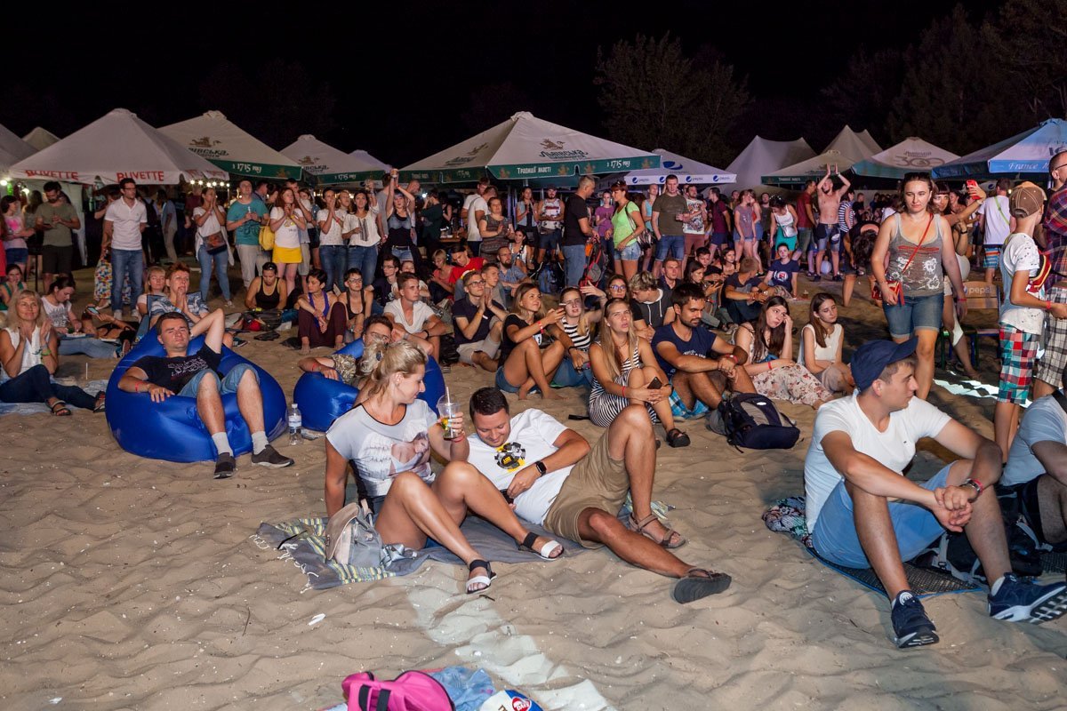 Отдыхать здесь можно лежа на песке Отдыхать здесь можно лежа на песке