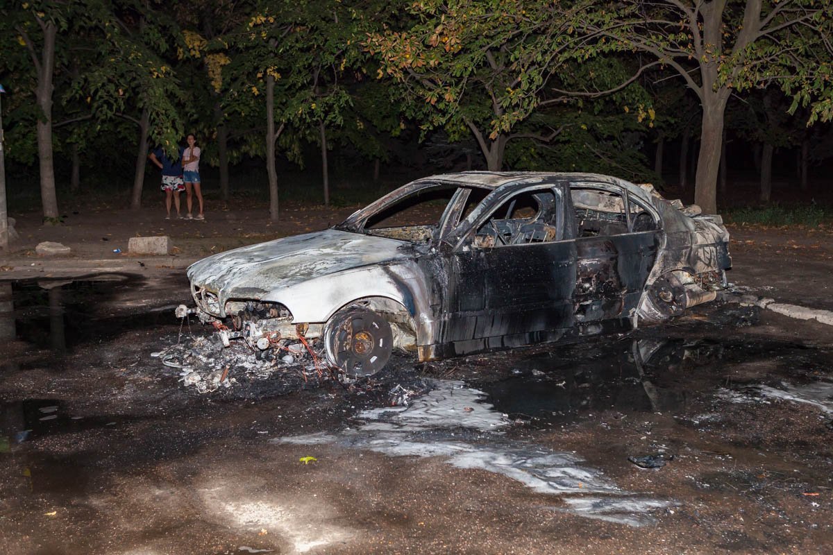 Во дворе жилого дома сгорел BMW Во дворе жилого дома сгорел BMW