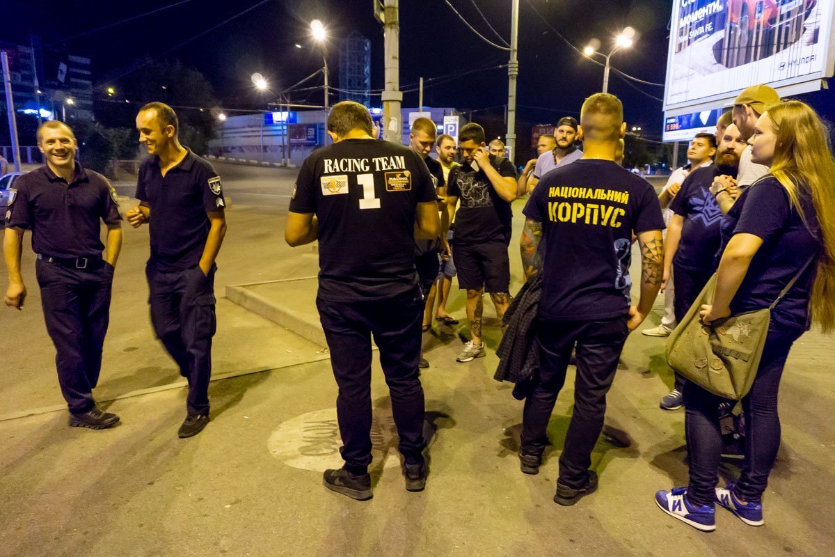 На парковке собрались десятки активистов