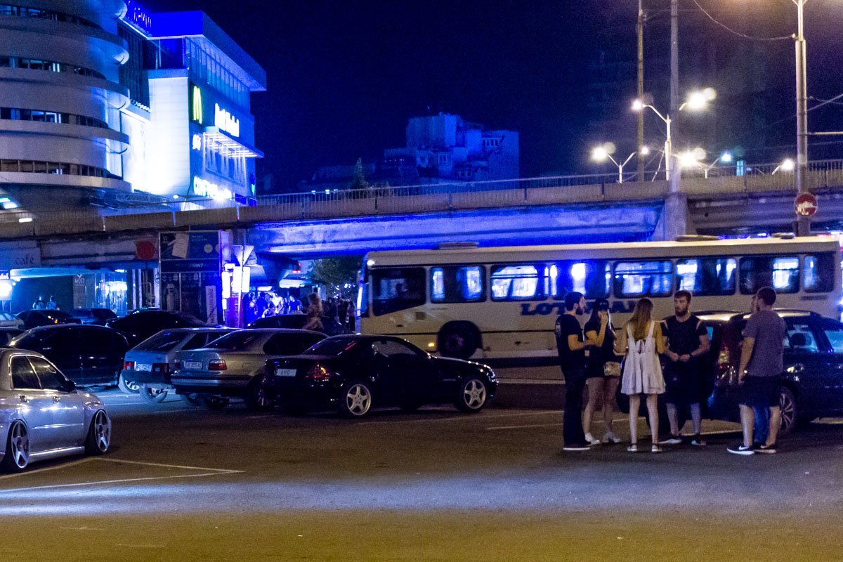 Парковку заполонили автомобили