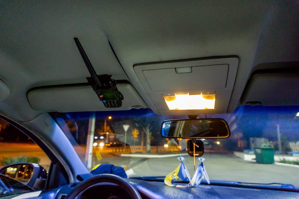 Между собой участники говорили по рации