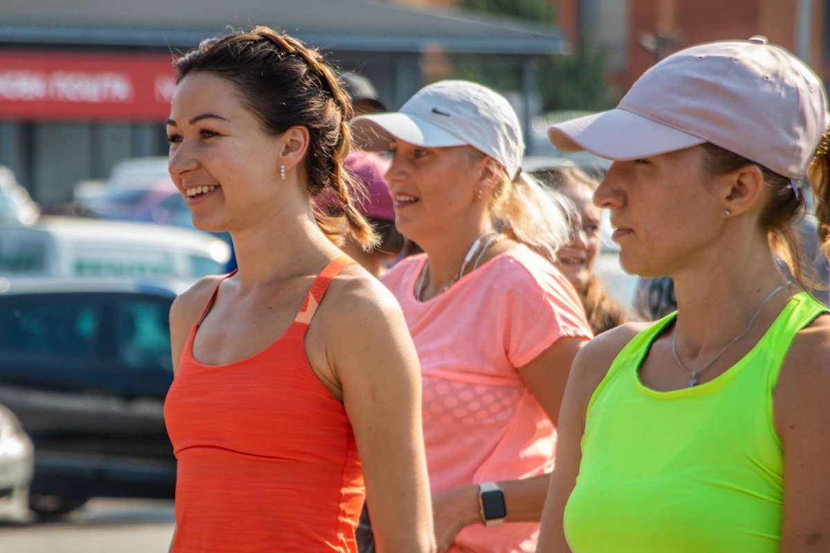 Многие присутствующие принимали участие в марафоне в прошлом году  Многие присутствующие принимали участие в марафоне в прошлом году