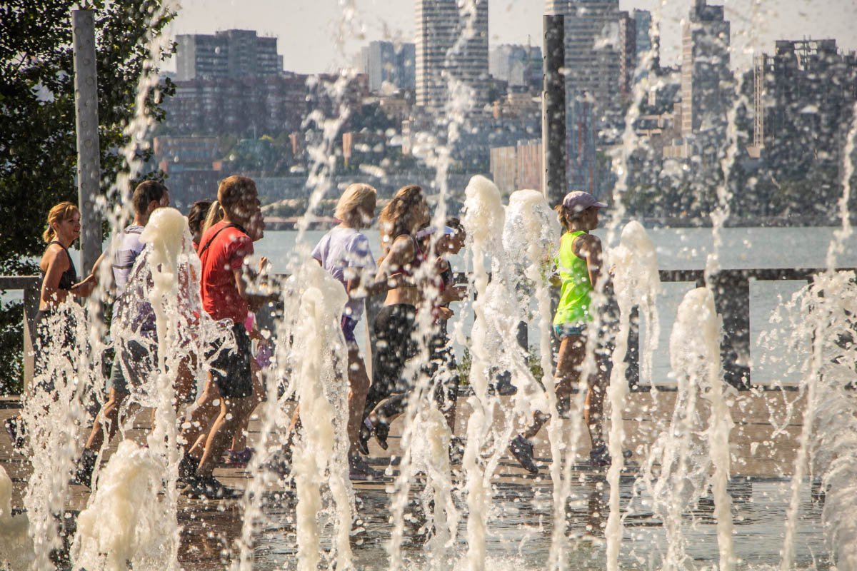 Возвращаясь с пробежки, некоторые пробежали через фонтан Возвращаясь с пробежки, некоторые пробежали через фонтан