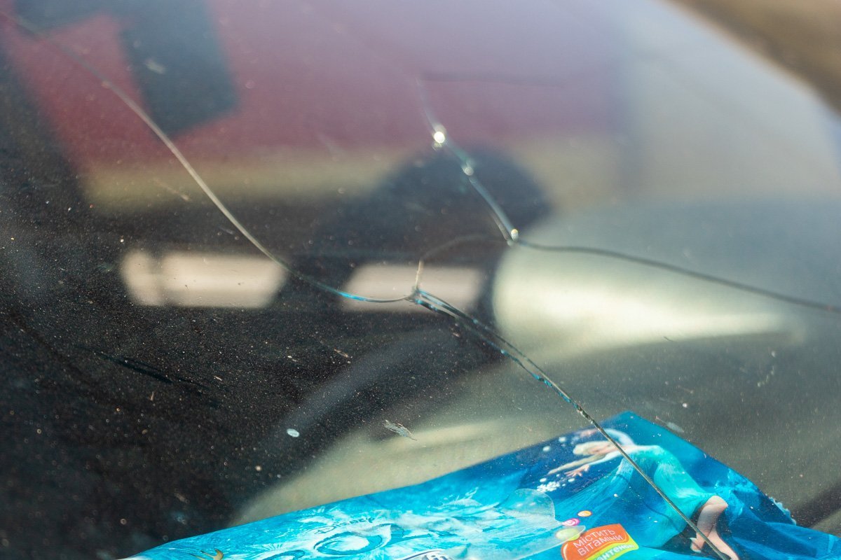 От удара на лобовом стекле авто образовалась трещина