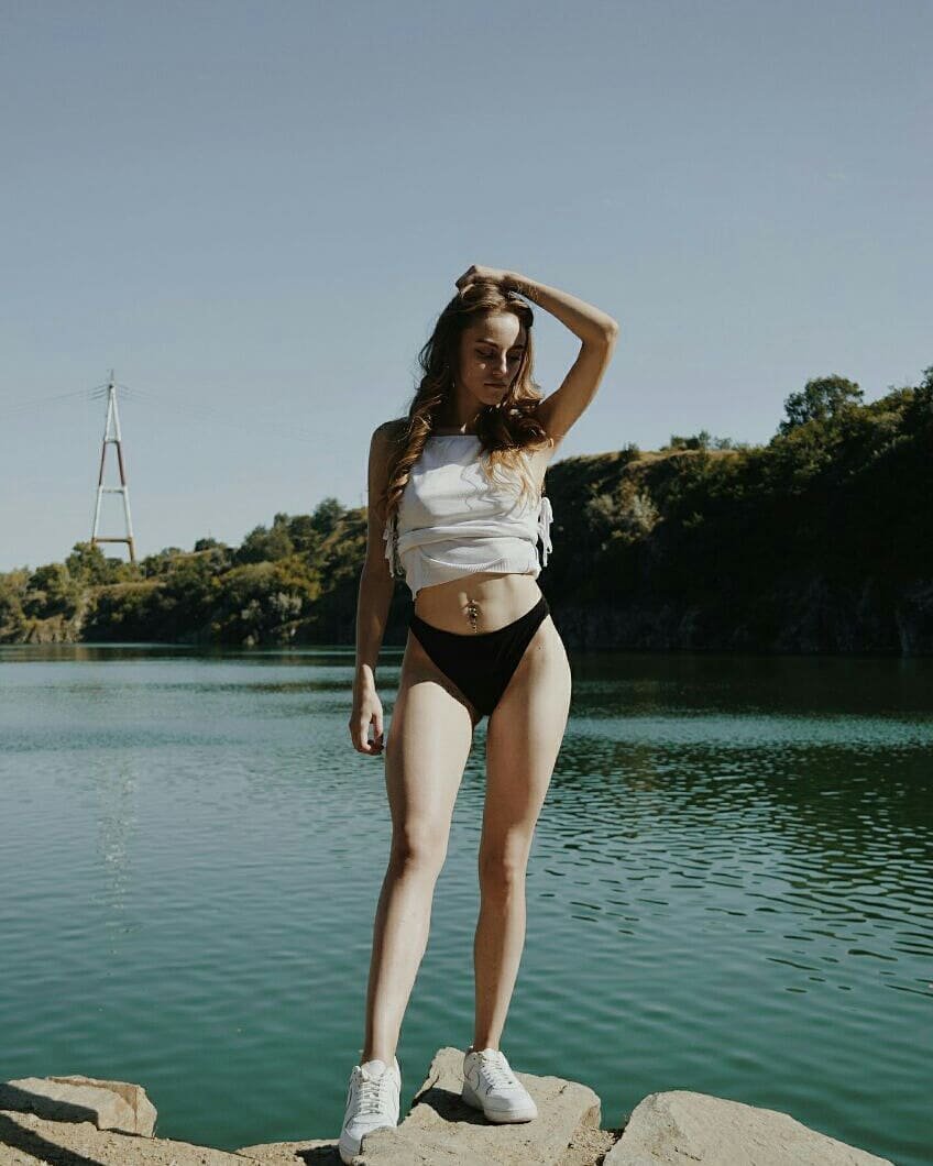 Настоящая спортсменка кроссы не снимает даже на пляже Настоящая спортсменка кроссы не снимает даже на пляже