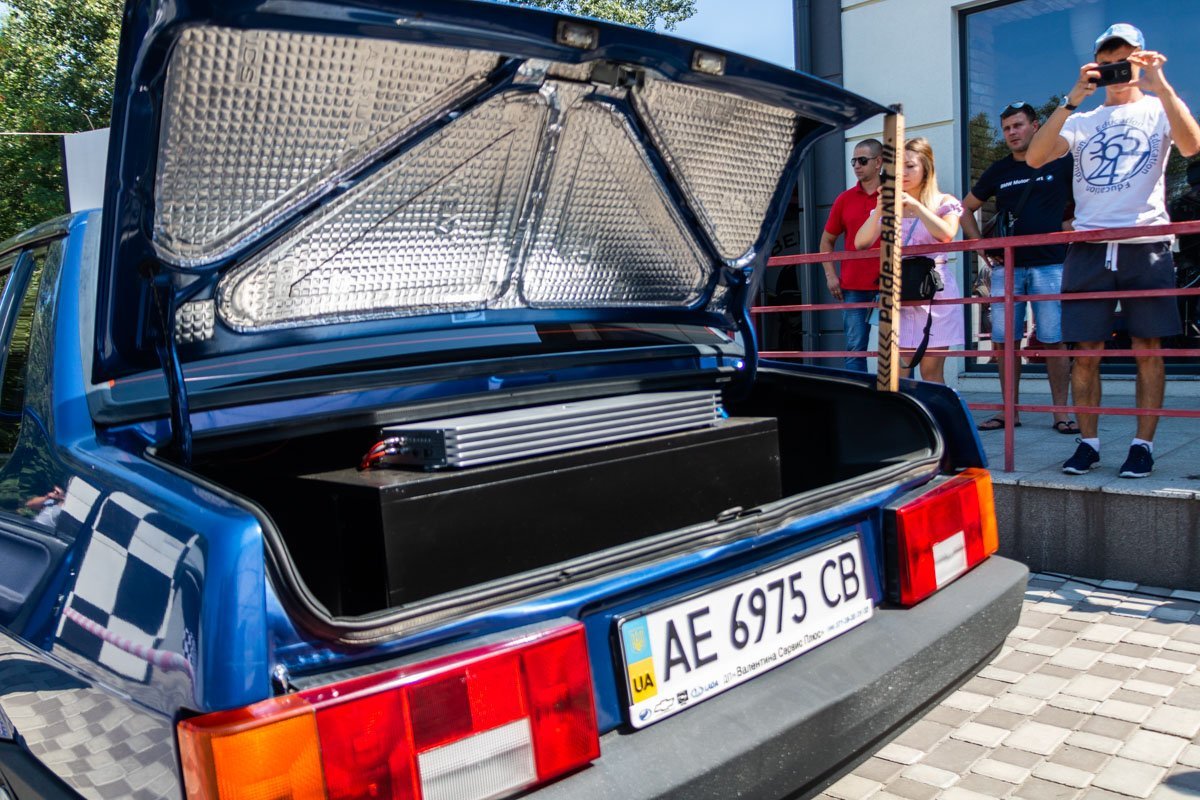 Владельцы "заниженных тазов" с крутыми "сабами" по очереди подъезжали на пьедестал