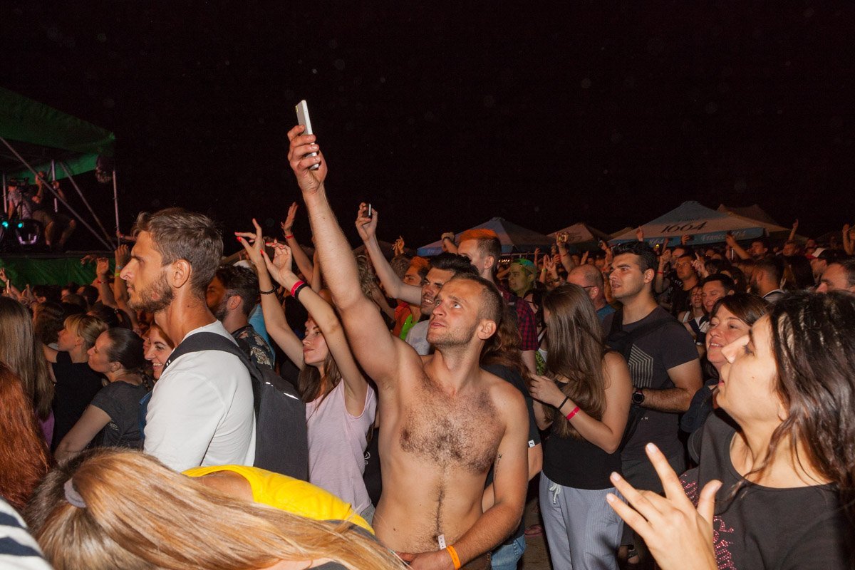 На концерте было жарко