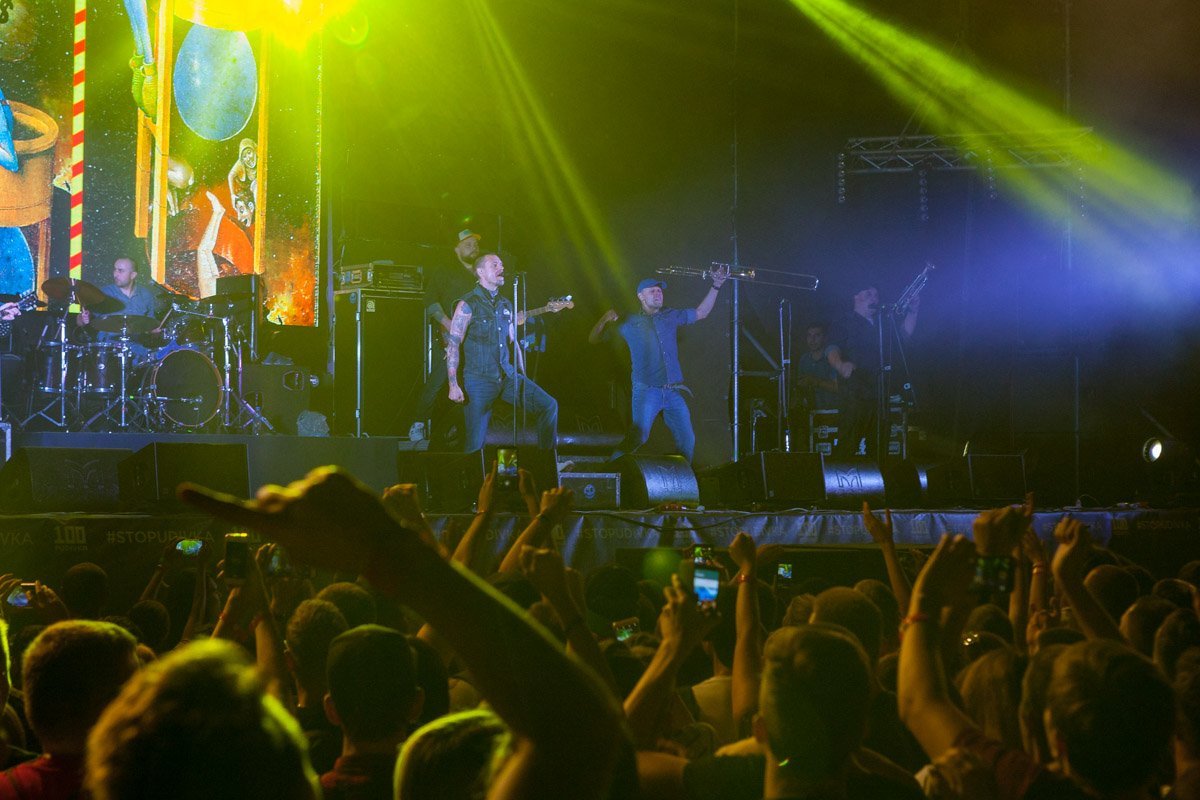 Между песнями звучал свойственный исполнителю интеллектуальный юмор