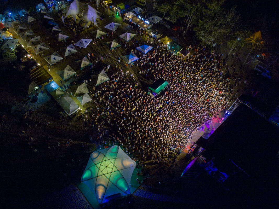 Людей на этот раз было немного меньше, чем в первый день