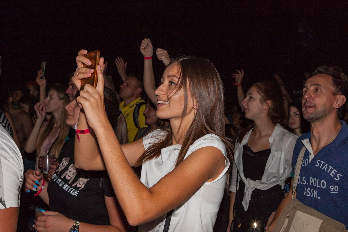 Когда любимый исполнитель на сцене - все остальное не имеет значения