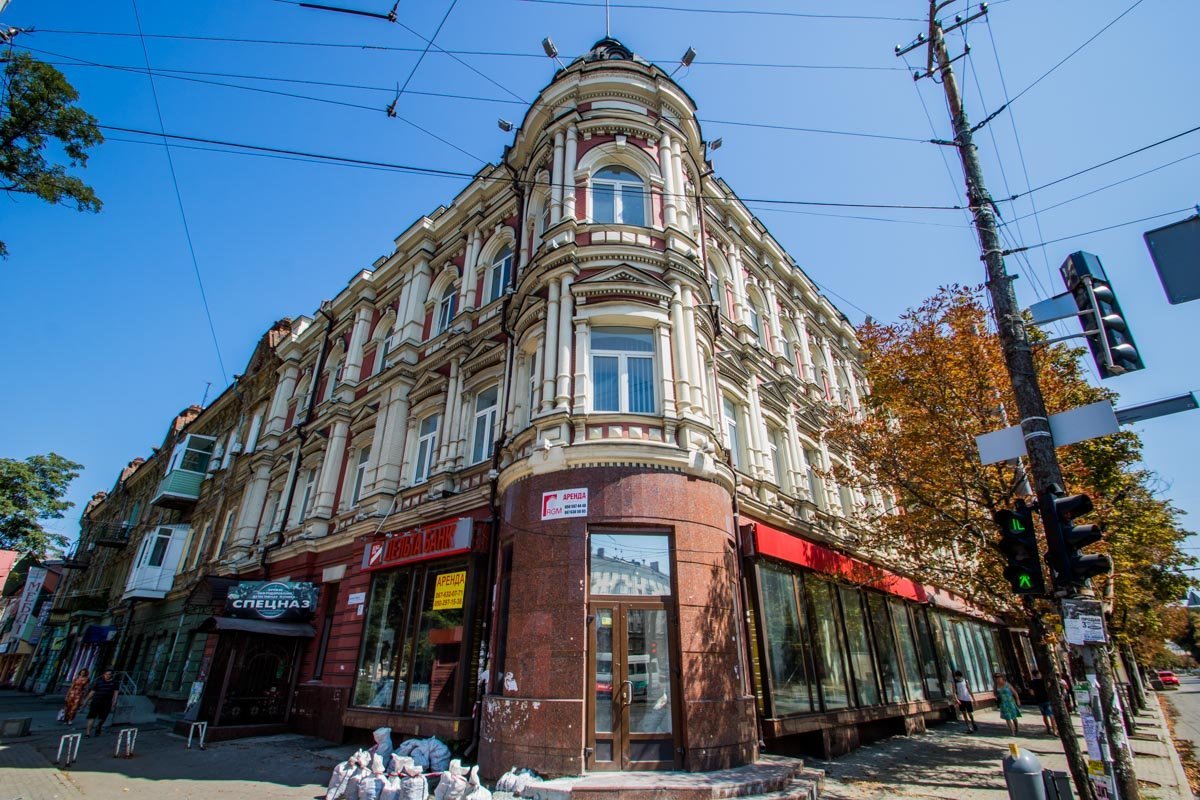 Здание расположилось на углу проспекта Яворницкого и улицы Княгини Ольги. Здание расположилось на углу проспекта Яворницкого и улицы Княгини Ольги