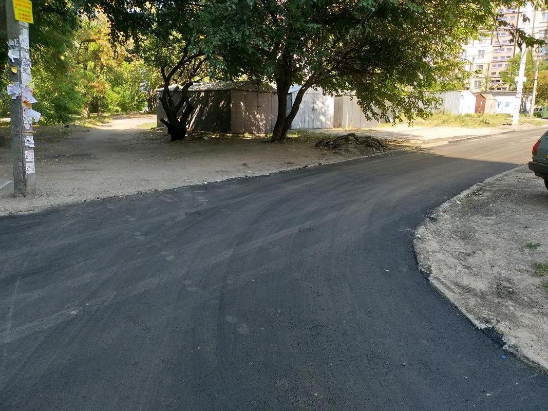 У обочины лежит срез старого полотна У обочины лежит срез старого полотна