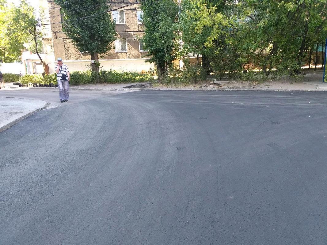 Дорога ровнее тротуаров, поэтому по ней перемещаются не только автомобили Дорога ровнее тротуаров, поэтому по ней перемещаются не только автомобили