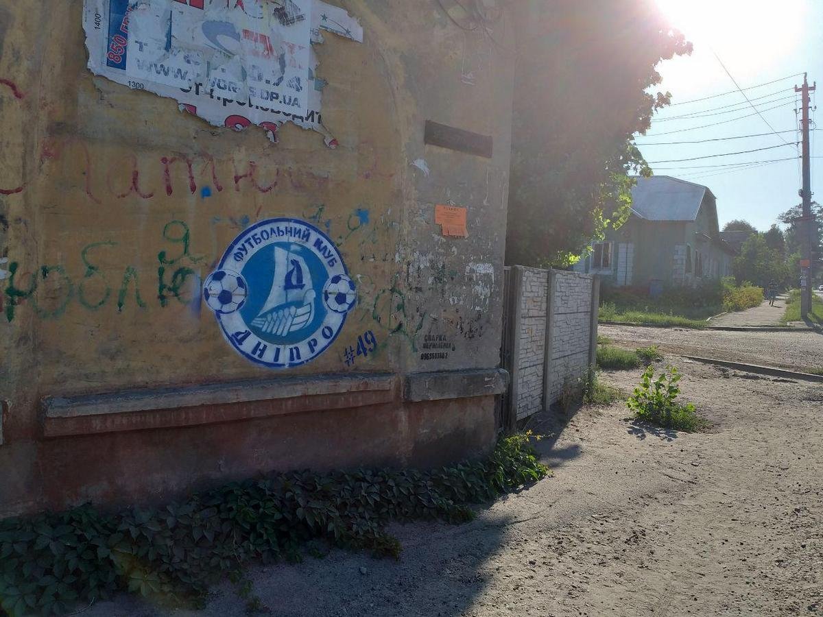 Под каждой эмблемой находится хештег с ее номером