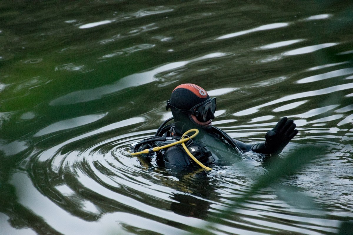 Тело утопленницы достали водолазы