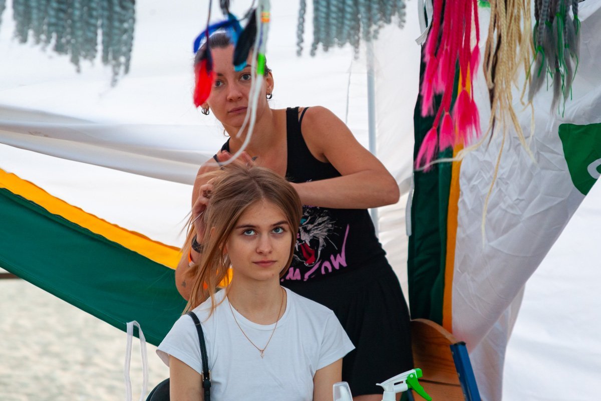 На фестивале можно было даже сделать прическу