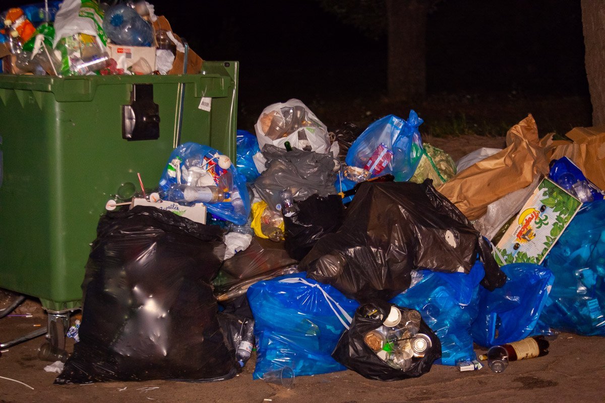 На территории фестиваля собирались горы мусора