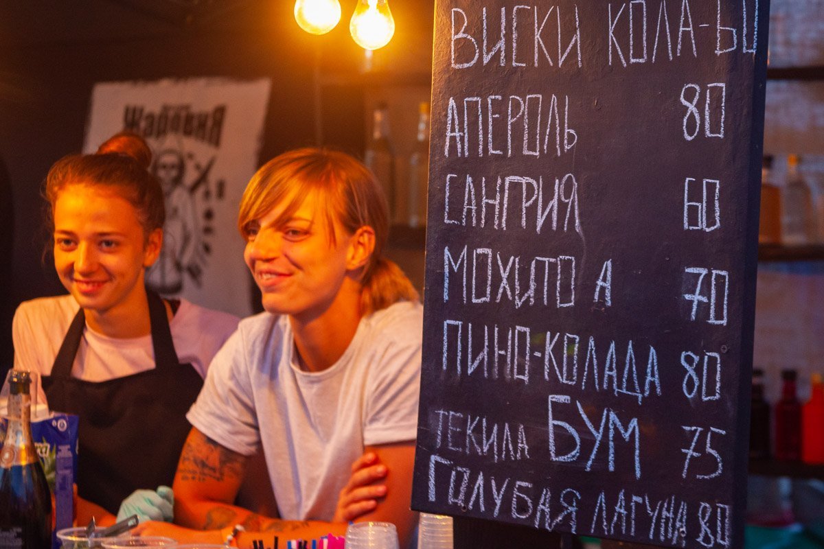 Приветливые девушки за стойкой