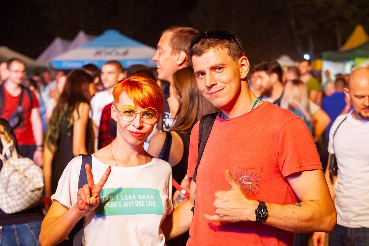 Очень много парочек было на фестивале Очень много парочек было на фестивале