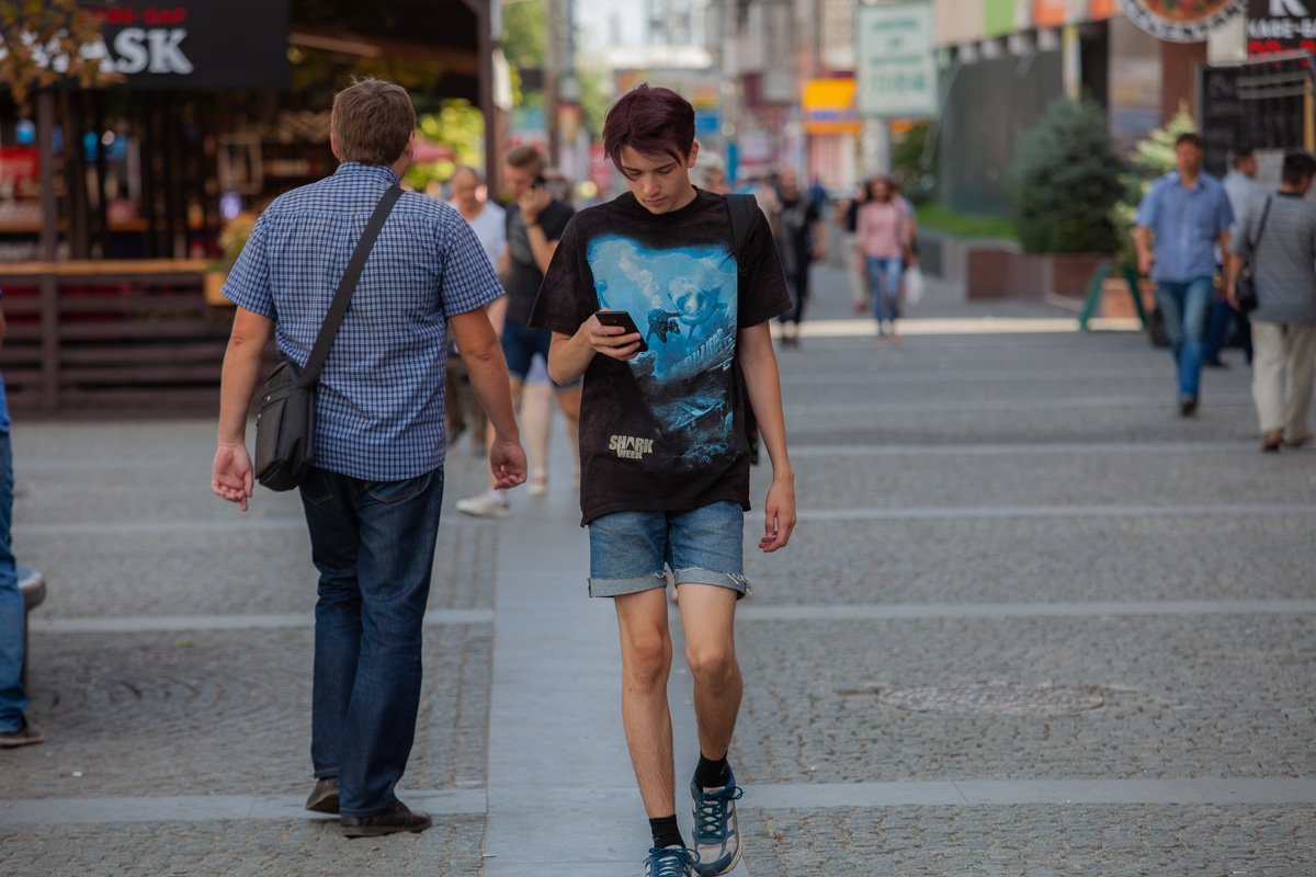 Хорошо, что брусчатку отремонтировали, можно под ноги не смотреть