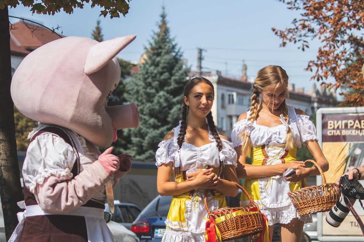 Немножко "Октобер феста" в центре Днепра... и свинка