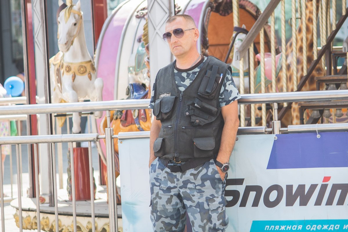 Когда охраняешь карусель, но чувствуешь себя Джеймсом Бондом