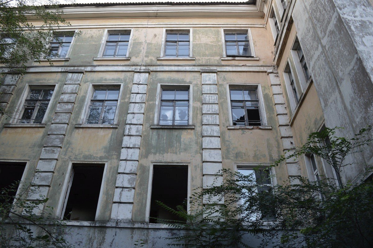 Если думаешь, что это ты всматриваешься в здание, подумай - может это оно всматривается в тебя Если думаешь, что это ты всматриваешься в здание, подумай - может это оно всматривается в тебя