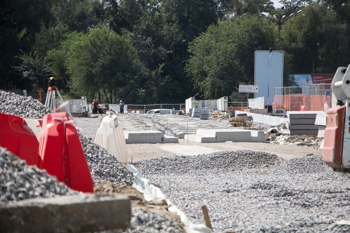 На некоторых участках установили платформы для пассажиров