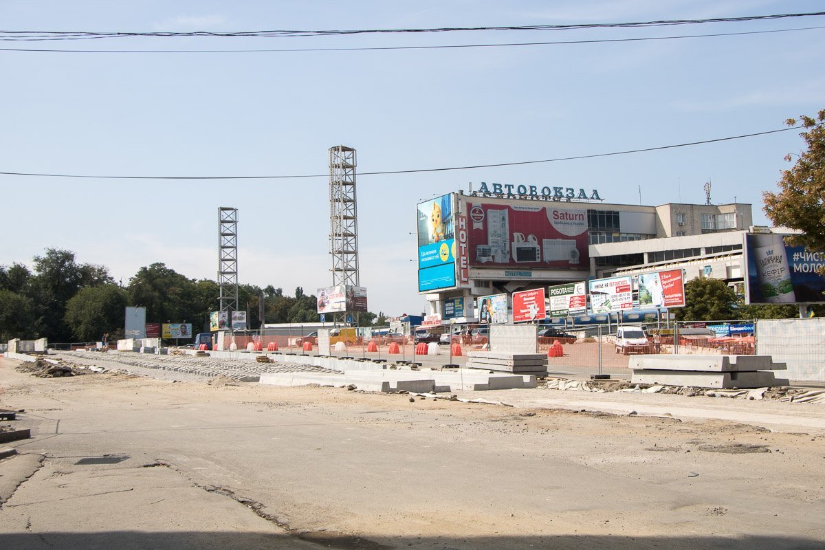 Напротив автовокзала сейчас безлюдно