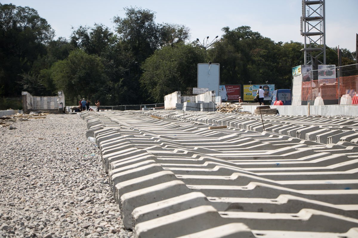 Возле автовокзала положили шпалы