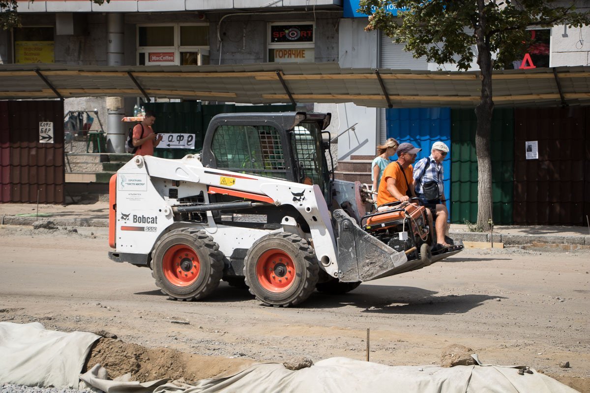 Нет, мужчина и девушка идут пешком - их никто не подвозит