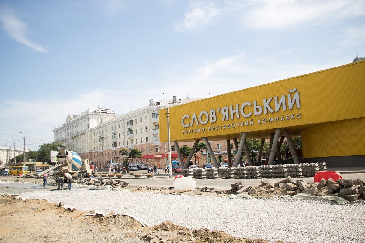 Возле "Славянки" рабочие заливают бетон, на который положат немецкие шпалы