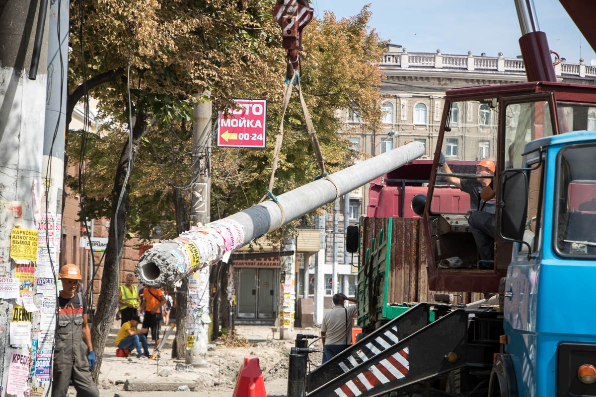 Устанавливают новые столбы