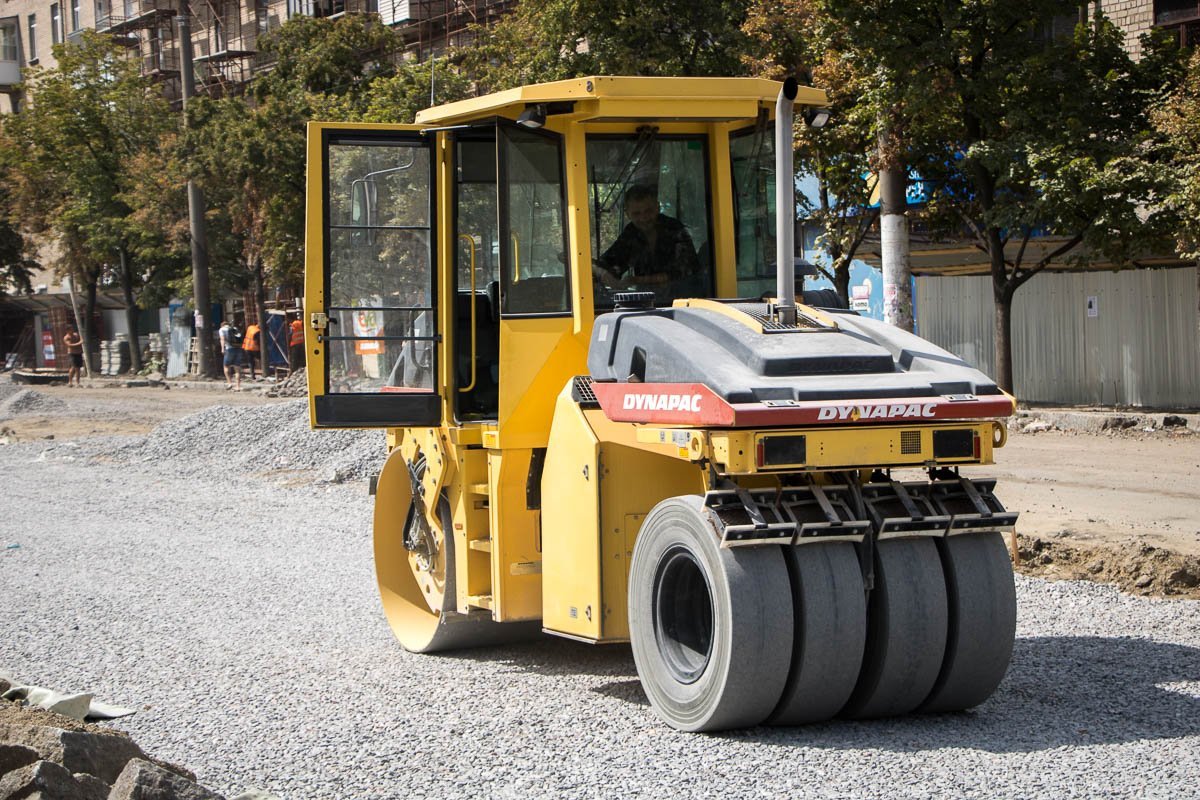 Каток выравнивает дорогу