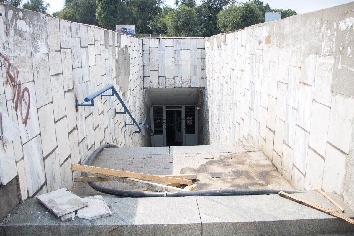 Подземный переход пока пустует 