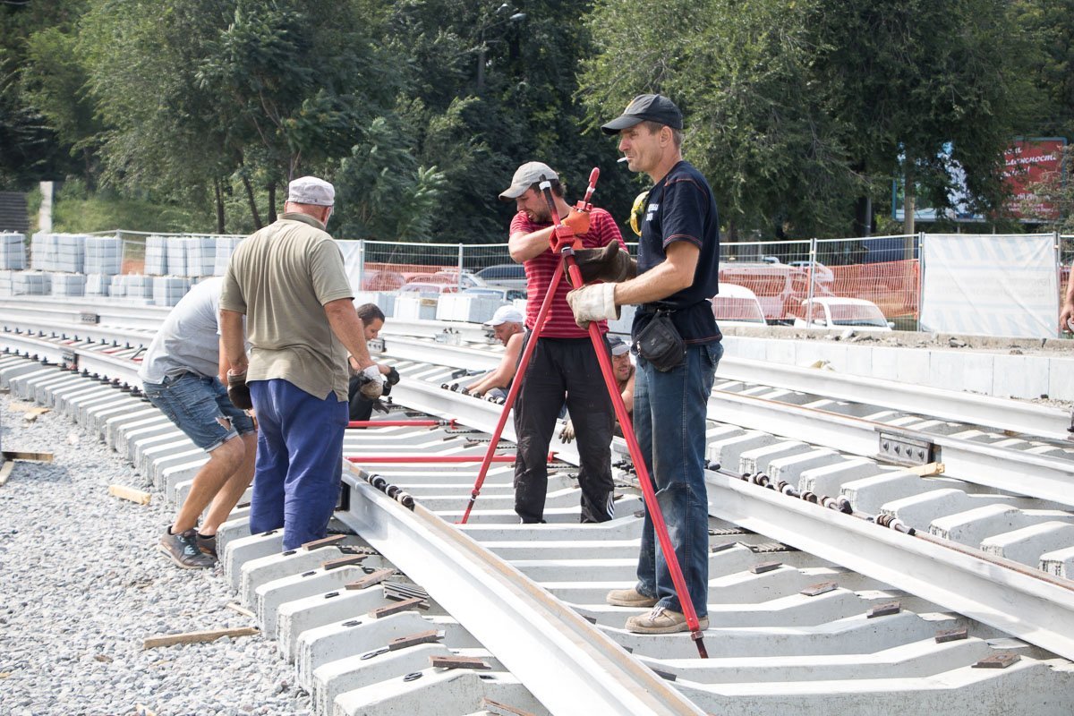 Устанавливают крепления 