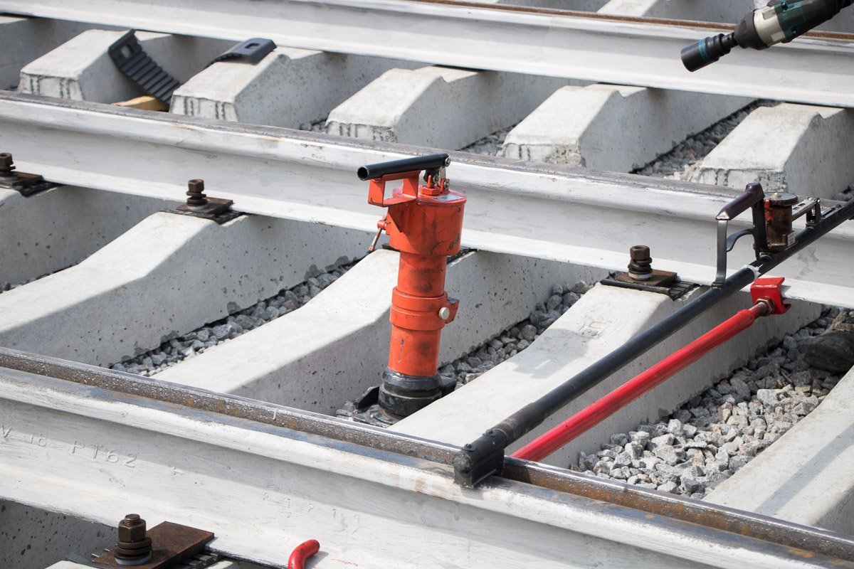 С помощью гидродомкрата подымают шпалы